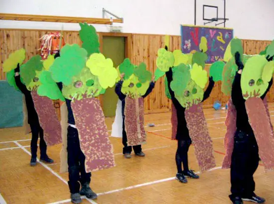 Disfraz de Árbol con Cartón - Manualidades Infantiles Disfraz de Árbol con Cartón - Manualidades Infantiles