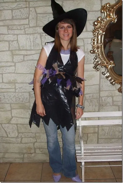 Disfraz casero de bruja hecho con bolsas de basura | Halloween apron, Trash bag, Witch shoes Disfraz casero de bruja hecho con bolsas de basura | Halloween apron, Trash bag, Witch shoes