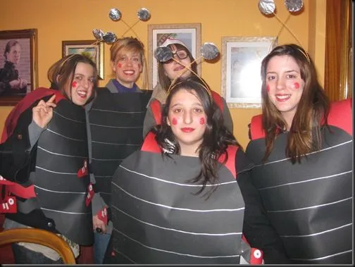 Disfraz casero de mariquita hecho de cartulina | Todo Halloween Disfraz casero de mariquita hecho de cartulina | Todo Halloween