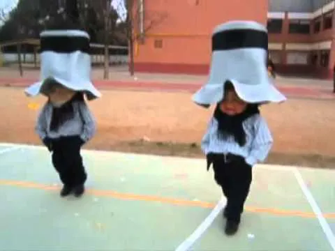 Disfraz de enano. Bailando sevillanas! - YouTube Disfraz de enano. Bailando sevillanas! - YouTube