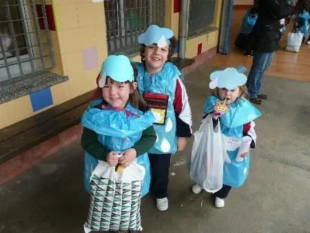Disfraz escolar de nube con bolsa de basura | Jugar y colorear Disfraz escolar de nube con bolsa de basura | Jugar y colorear