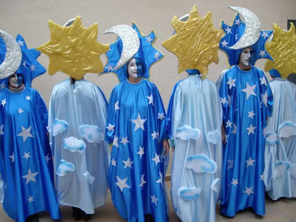Disfraz estrella y luna para grupos | Manualidades ... Disfraz estrella y luna para grupos | Manualidades ...