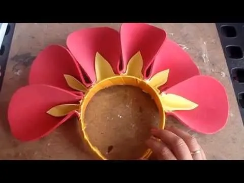 Disfraz: Flor (Diadema con petalos) - YouTube Disfraz: Flor (Diadema con petalos) - YouTube