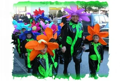 disfraz de flor de plástico y papel para grupos - Disfraz casero
