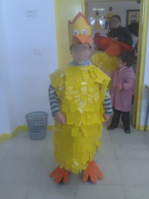 Disfraz de pollito en reciclaje - Imagui