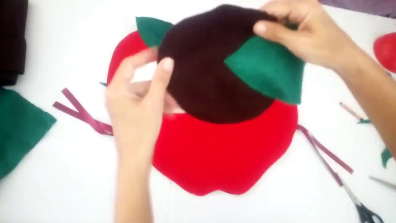 COMO HACER UN DISFRAZ DE MANZANA FÁCIL sin patrones - YouTube COMO HACER UN DISFRAZ DE MANZANA FÁCIL sin patrones - YouTube