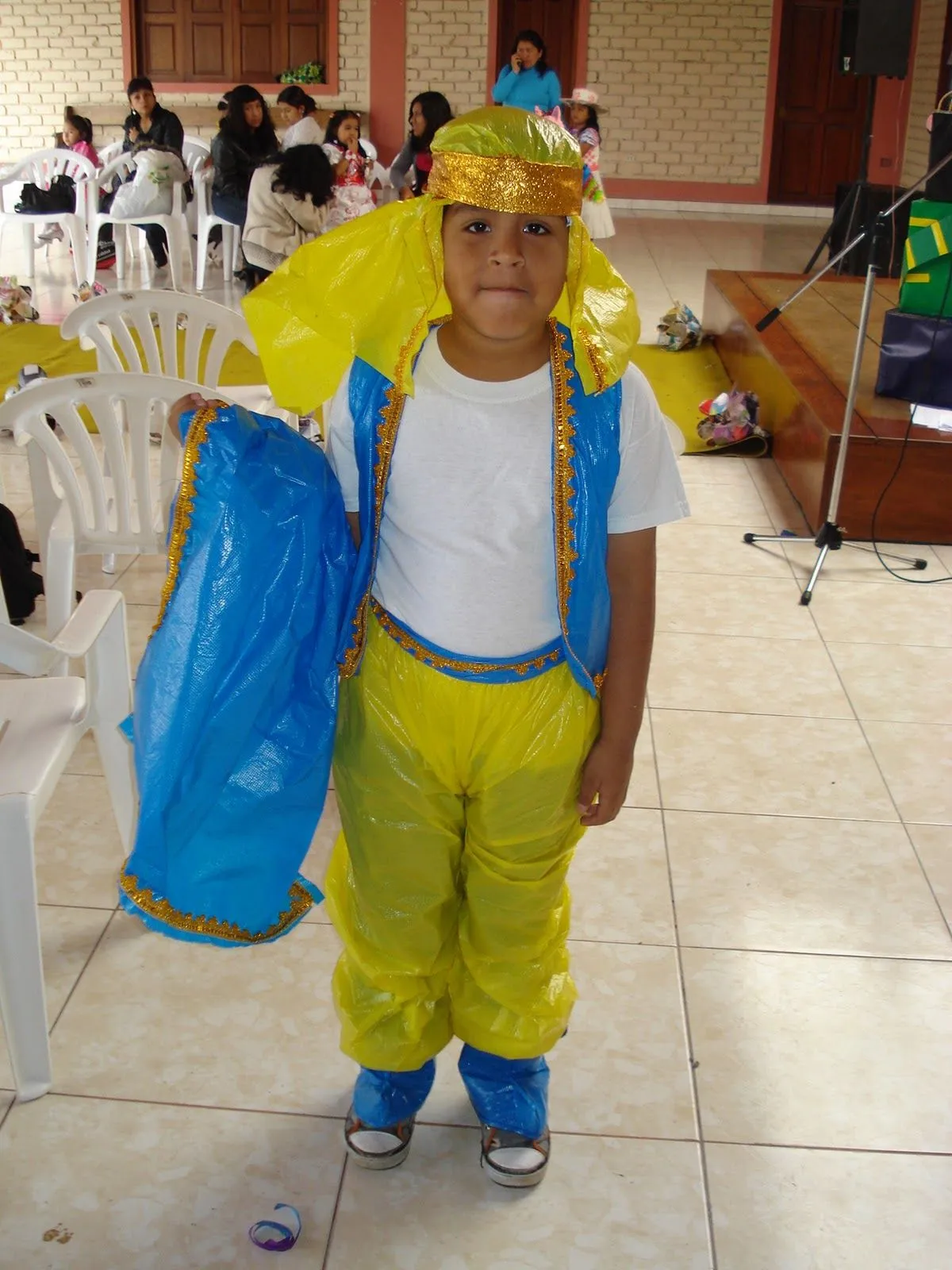 Trajes para niños de material reciclable - Imagui Trajes para niños de material reciclable - Imagui