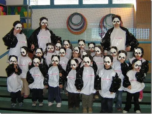 Disfraz de oso panda hecho con bolsa de basura | Colorear