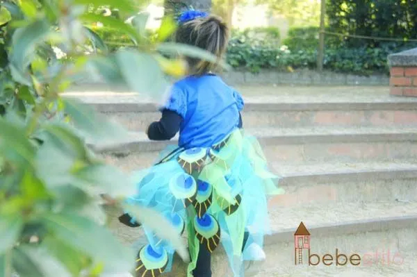 El disfraz de pavo real de mi niña - Sonambulistas El disfraz de pavo real de mi niña - Sonambulistas