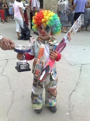 disfraz de payaso hecho con papel de periódico - Disfraz casero