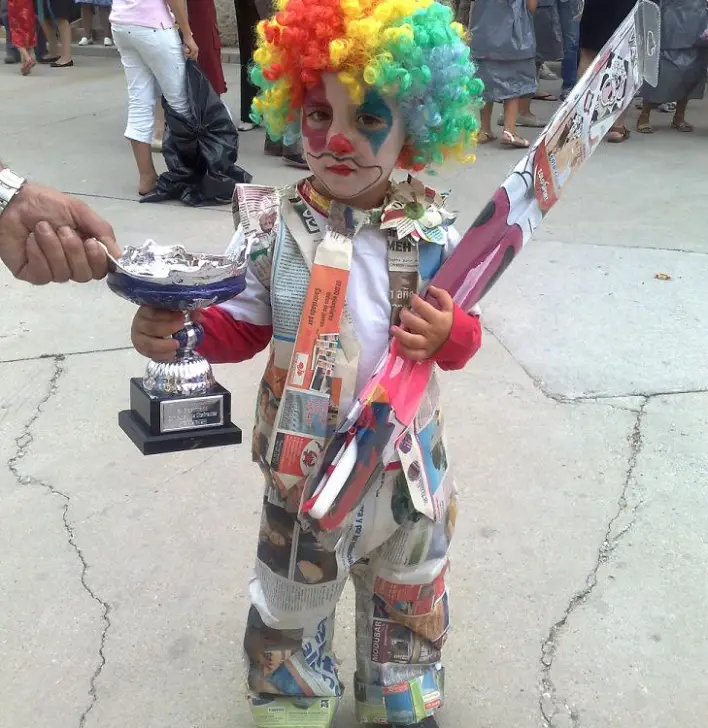 Disfraz de Payaso con Papel de Periodico -Manualidades Infantiles Disfraz de Payaso con Papel de Periodico -Manualidades Infantiles
