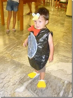 Disfraz de pingüino hecho con bolsa de plástico | Jugar y colorear Disfraz de pingüino hecho con bolsa de plástico | Jugar y colorear