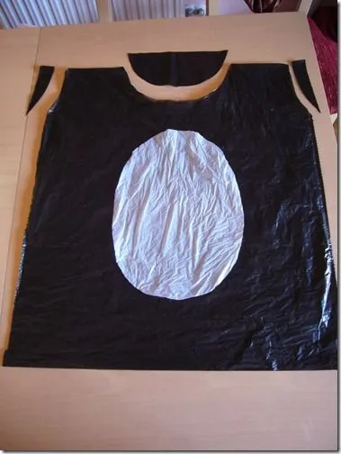 Disfraz de pingüino hecho con bolsa de plástico | Jugar y colorear Disfraz de pingüino hecho con bolsa de plástico | Jugar y colorear