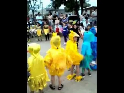 Disfraz de pollo con papel crepe - Imagui