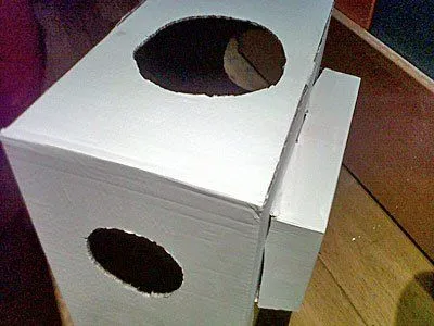 Disfraz de robot con cajas de cartón, manualidad infantil Disfraz de robot con cajas de cartón, manualidad infantil