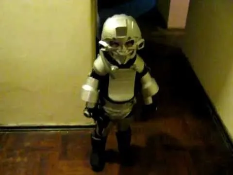 Disfraz de robot con material reciclado - YouTube