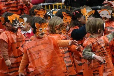 Disfraz de tigre hecho con bolsas de basura. | CARAZONY PRIMERO A ... Disfraz de tigre hecho con bolsas de basura. | CARAZONY PRIMERO A ...