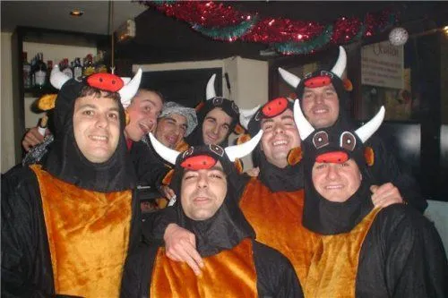Disfraz de toro desde Roa Burgos nos llegan estas fotejas Disfraz de toro desde Roa Burgos nos llegan estas fotejas