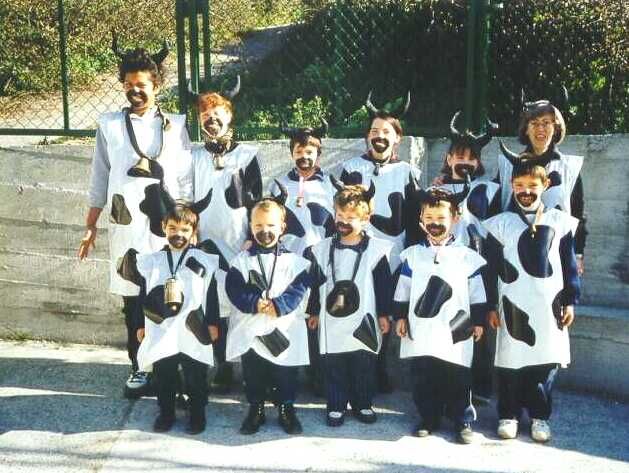 Disfraz de vaca con bolsas de disfraces blancas. http://www ...