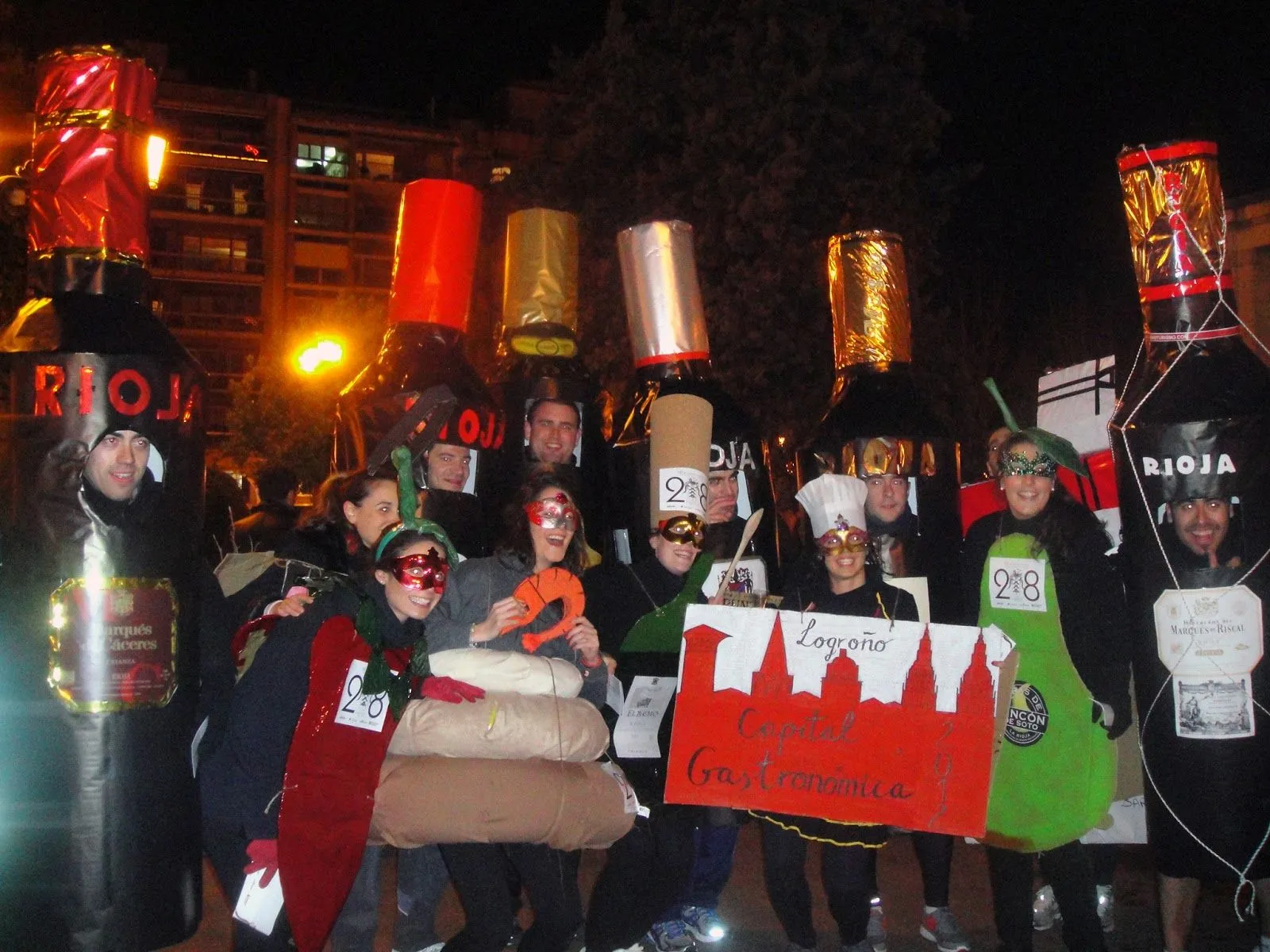 Disfrazados de Botellas de Vino Rioja para la San Silvestre 2012 ...