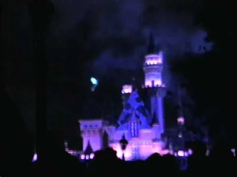 EN DISNEY POR LA NOCHE HAY UN EVENTO DE CAMPANITA VOLANDO POR EL ...