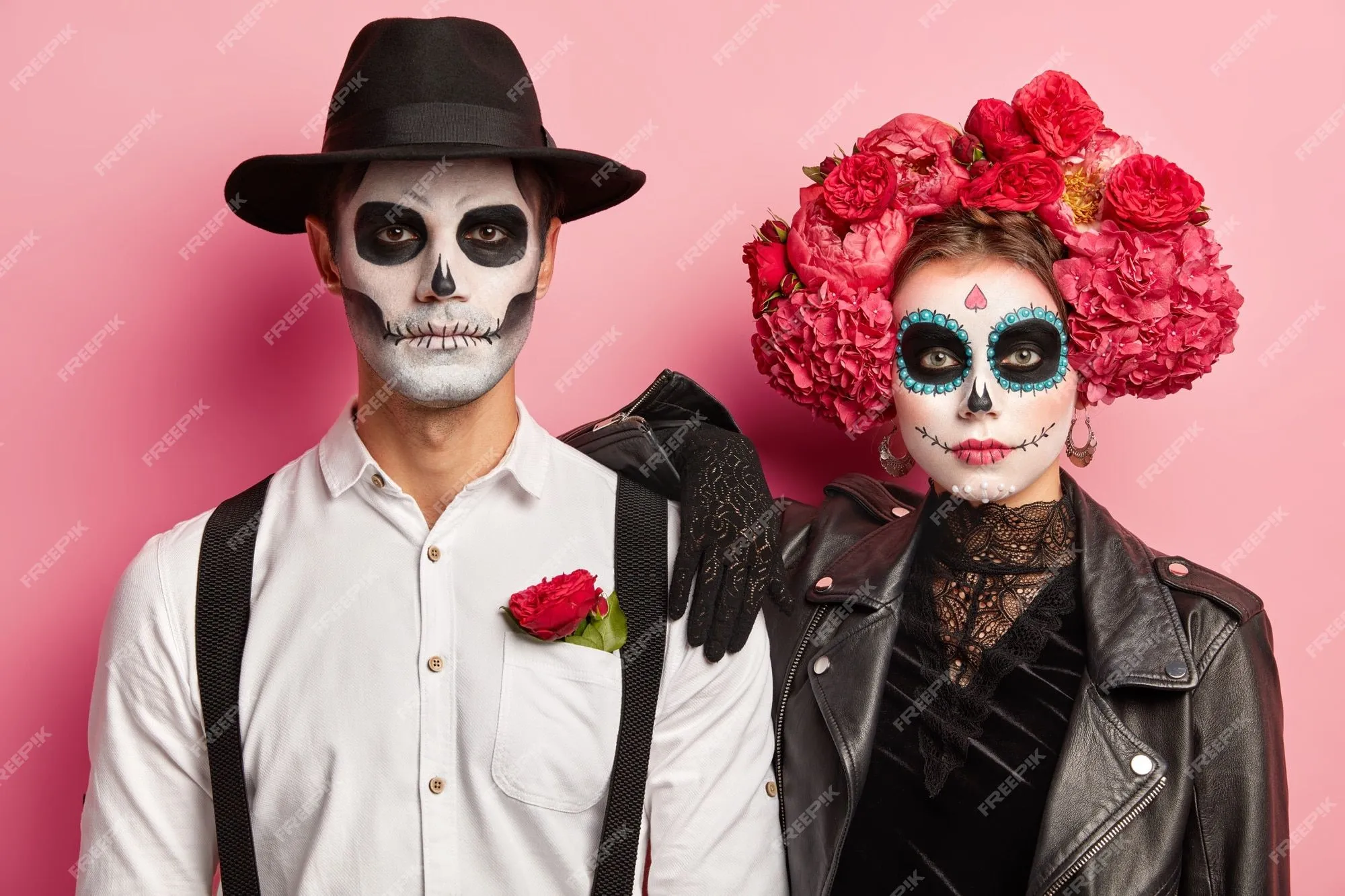 Disparo horizontal de una pareja espeluznante vestida para el día de muertos en méxico, usar máscaras de calaveras, estar uno al lado del otro, celebrar halloween juntos, aislado sobre fondo rosa | Disparo horizontal de una pareja espeluznante vestida para el día de muertos en méxico, usar máscaras de calaveras, estar uno al lado del otro, celebrar halloween juntos, aislado sobre fondo rosa |