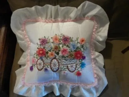 El divan de luna: Cojín bordado con listón