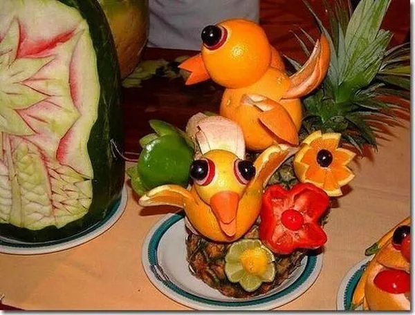 Divertidas figuras hechas con fruta cortada y pelada. Una ...