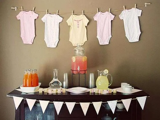 Tendedero de ropa de bebé para baby shower - Imagui