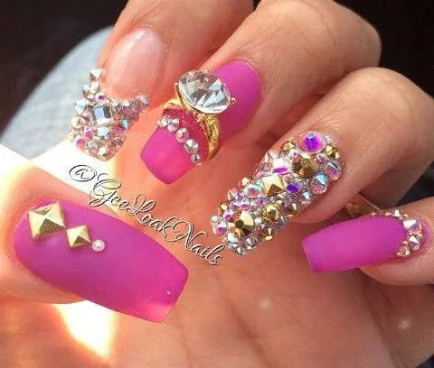 Divinas uñas acrilicas scuoval en color magenta adornadas con ... Divinas uñas acrilicas scuoval en color magenta adornadas con ...