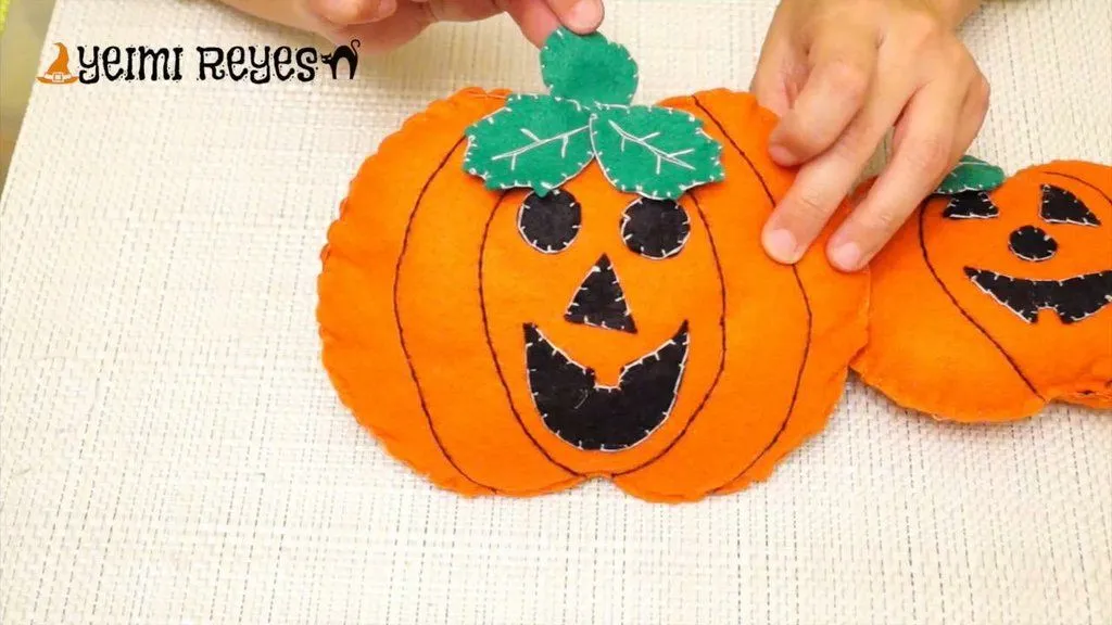 DIY Calabazas de fieltro para Halloween | Manualidades DIY Calabazas de fieltro para Halloween | Manualidades
