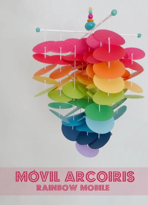 Diy: móvil arcoiris con círculos de cartulina - Paperblog