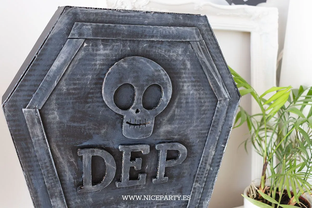 DIY tumba de cartón para Halloween