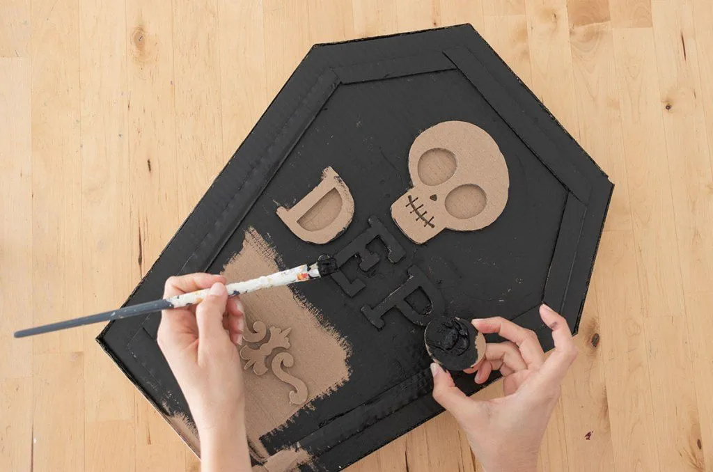 DIY tumba de cartón para Halloween