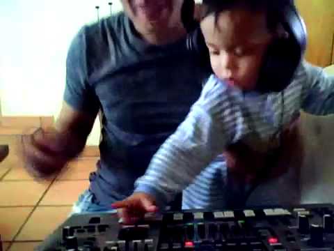 DJ BEBE ANDY CON PAPA - YouTube