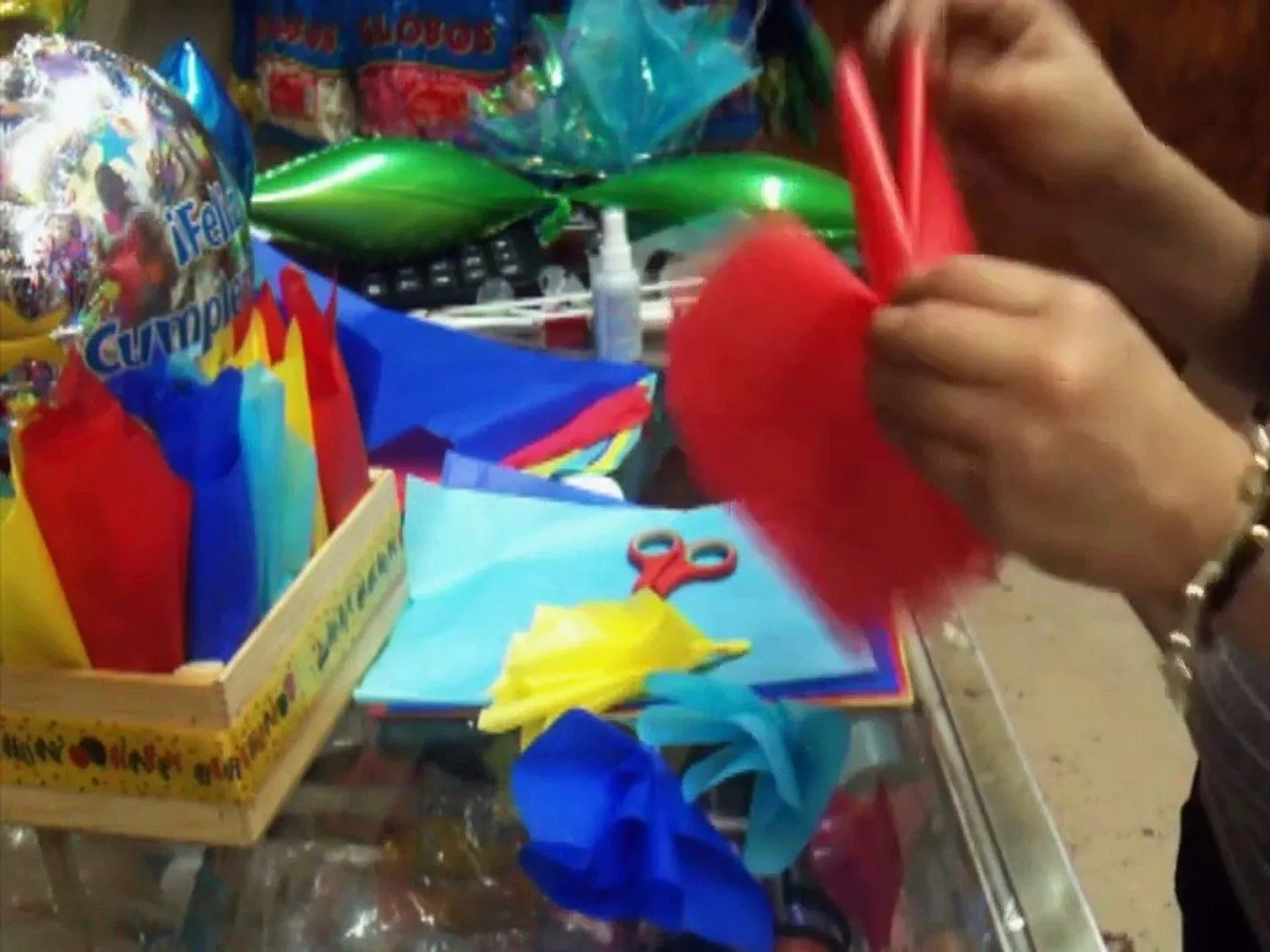 Doblar el Papel de China para Hacer Arreglos con globos - video Dailymotion Doblar el Papel de China para Hacer Arreglos con globos - video Dailymotion