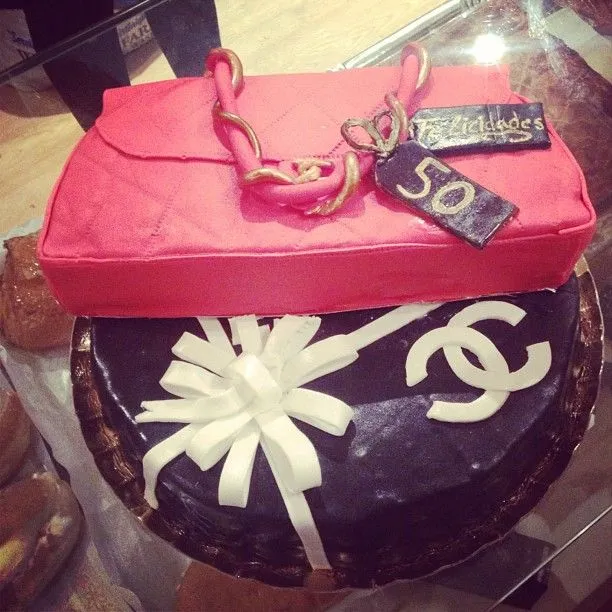Doble tarta decorada con fondant con forma de regalo y bolso de ... Doble tarta decorada con fondant con forma de regalo y bolso de ...