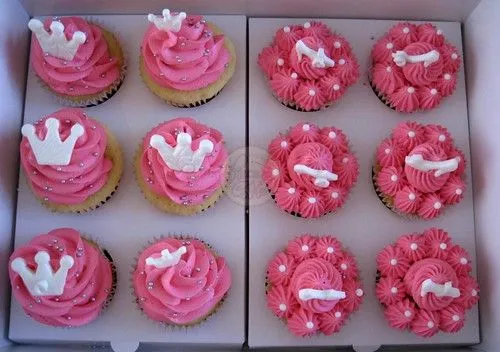 Docena de cupcakes reales, coronas y zapatos | Flickr - Photo Sharing!