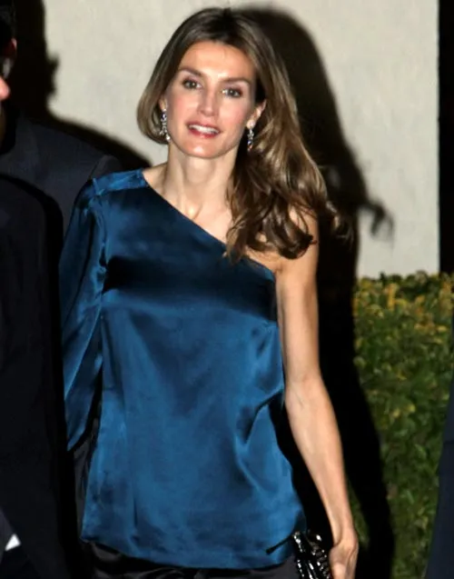 Doña Letizia se apunta a la moda de las asimetrías Doña Letizia se apunta a la moda de las asimetrías