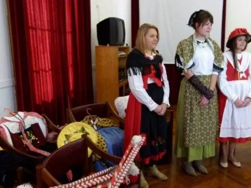 Donan trajes típicos Suizo al Museo de la Colonización | FM Spacio ... Donan trajes típicos Suizo al Museo de la Colonización | FM Spacio ...