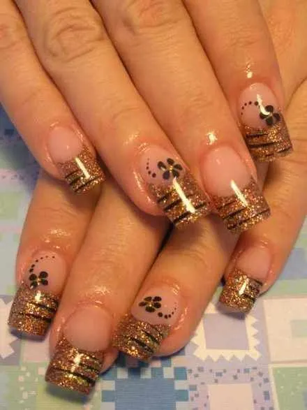 Doradas con rayas y florecitas $180 | Uñas | Pinterest