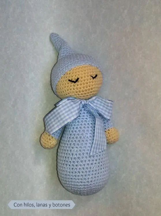 Dormilón amigurumi azul vichy | Con hilos, lanas y botones