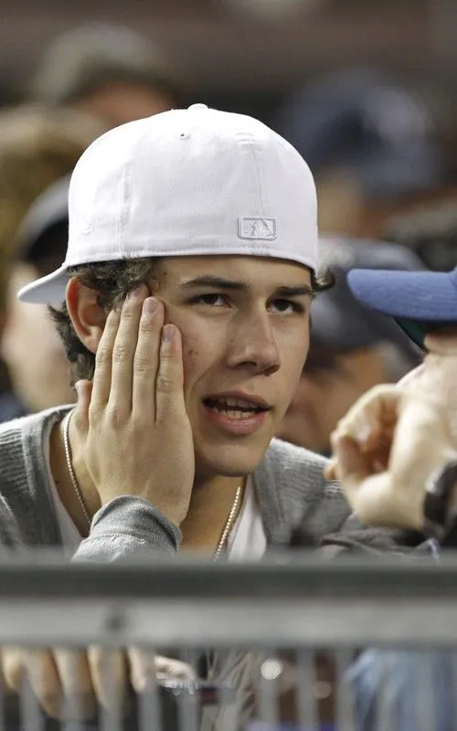 Dtodoblog: Fotos: Nick Jonas con carita de aburrido