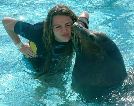 Dtodoblog: Miley Cyrus recibe beso de Lobo Marino (Bahamas) Dtodoblog: Miley Cyrus recibe beso de Lobo Marino (Bahamas)