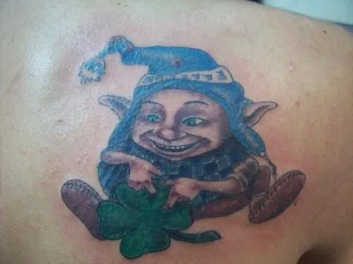 Duende con trebol de cuatro hojas - Tattoos and Tattoo Designs ... Duende con trebol de cuatro hojas - Tattoos and Tattoo Designs ...