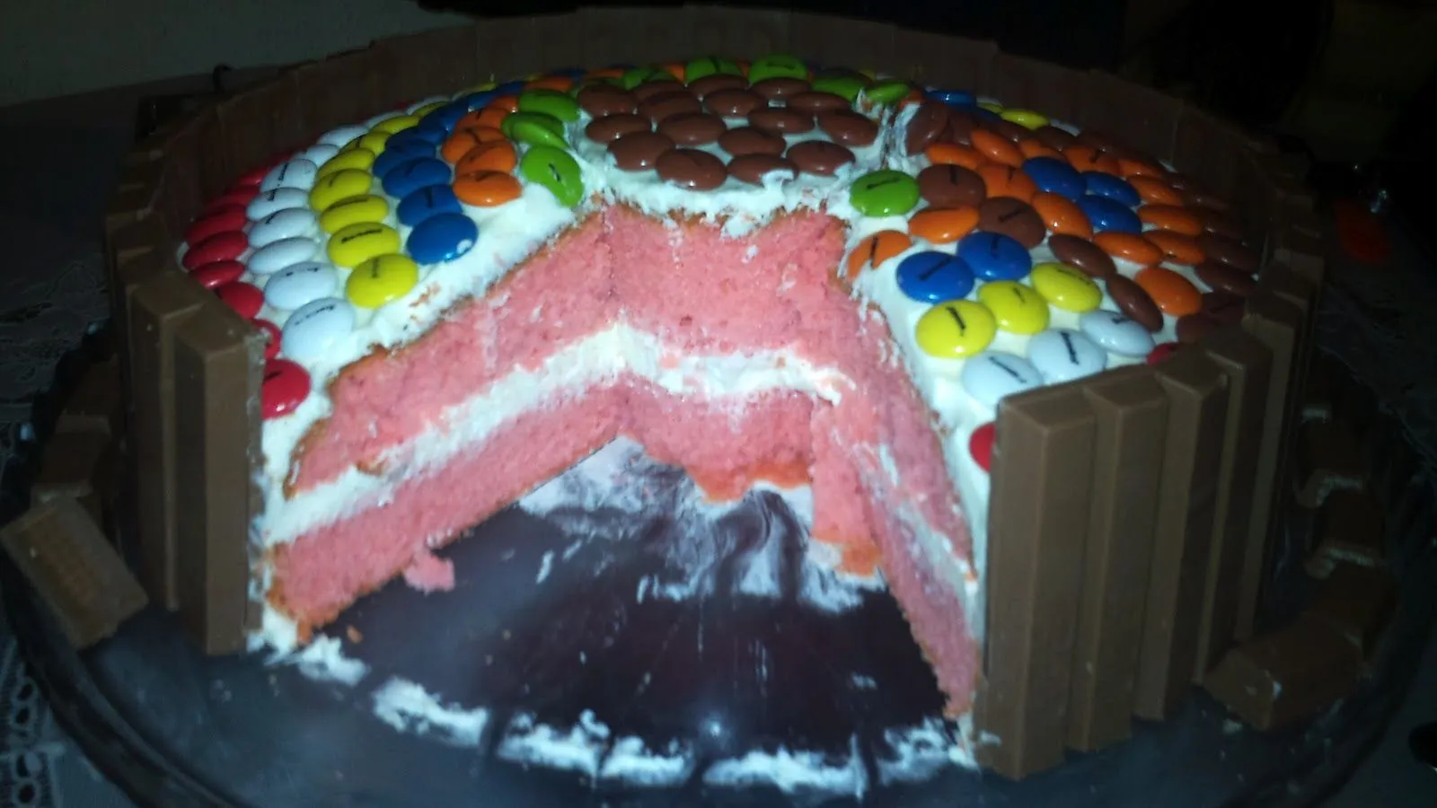 Mi Dulce Hogar Suárez: PASTEL DECORADO CON KIT KAT Mi Dulce Hogar Suárez: PASTEL DECORADO CON KIT KAT