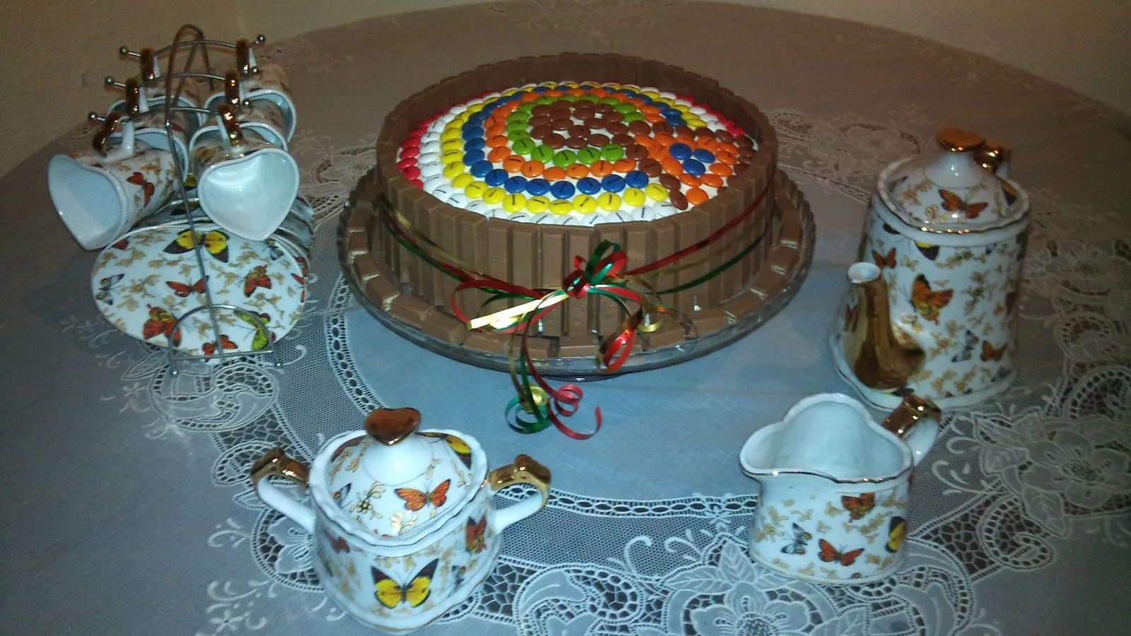 Mi Dulce Hogar Suárez: PASTEL DECORADO CON KIT KAT Mi Dulce Hogar Suárez: PASTEL DECORADO CON KIT KAT