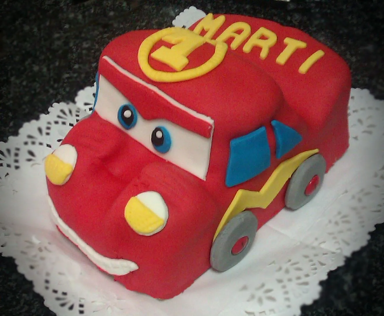 DULCE LABORATORIO: PASTEL FONDANT RAYO MCQUEEN