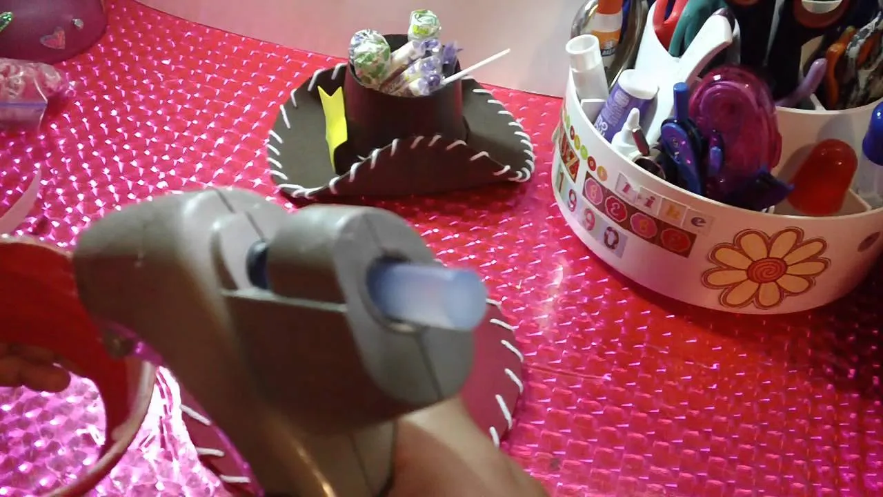 Cómo hacer un sombrero de cowboy en foamy, paso a paso • Manualidades con Foamy Cómo hacer un sombrero de cowboy en foamy, paso a paso • Manualidades con Foamy