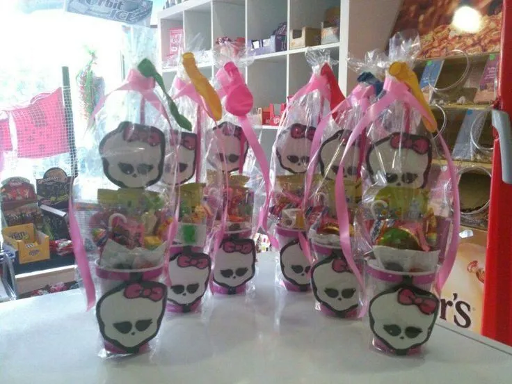 Dulceros hechos con vasitos de plástico y decorar con goma eva ... Dulceros hechos con vasitos de plástico y decorar con goma eva ...